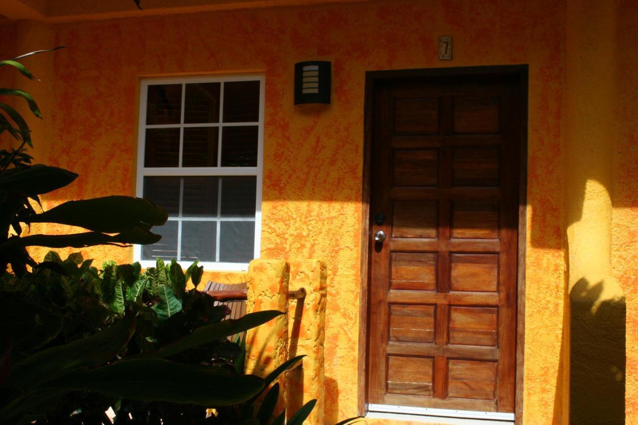 Seaside Cabanas Hotel Caye Corker エクステリア 写真